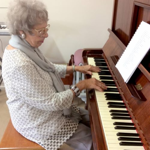 Guest-playing-piano-IMG_7703